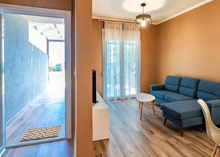 Azzurro Seafront Holiday home *