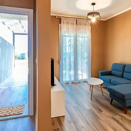 Azzurro Seafront Holiday home *